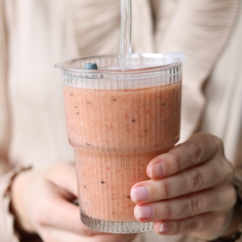 Smoothie med banan, kiwi, jordbær og mango - uden raffineret sukker, glutenfri og vegansk