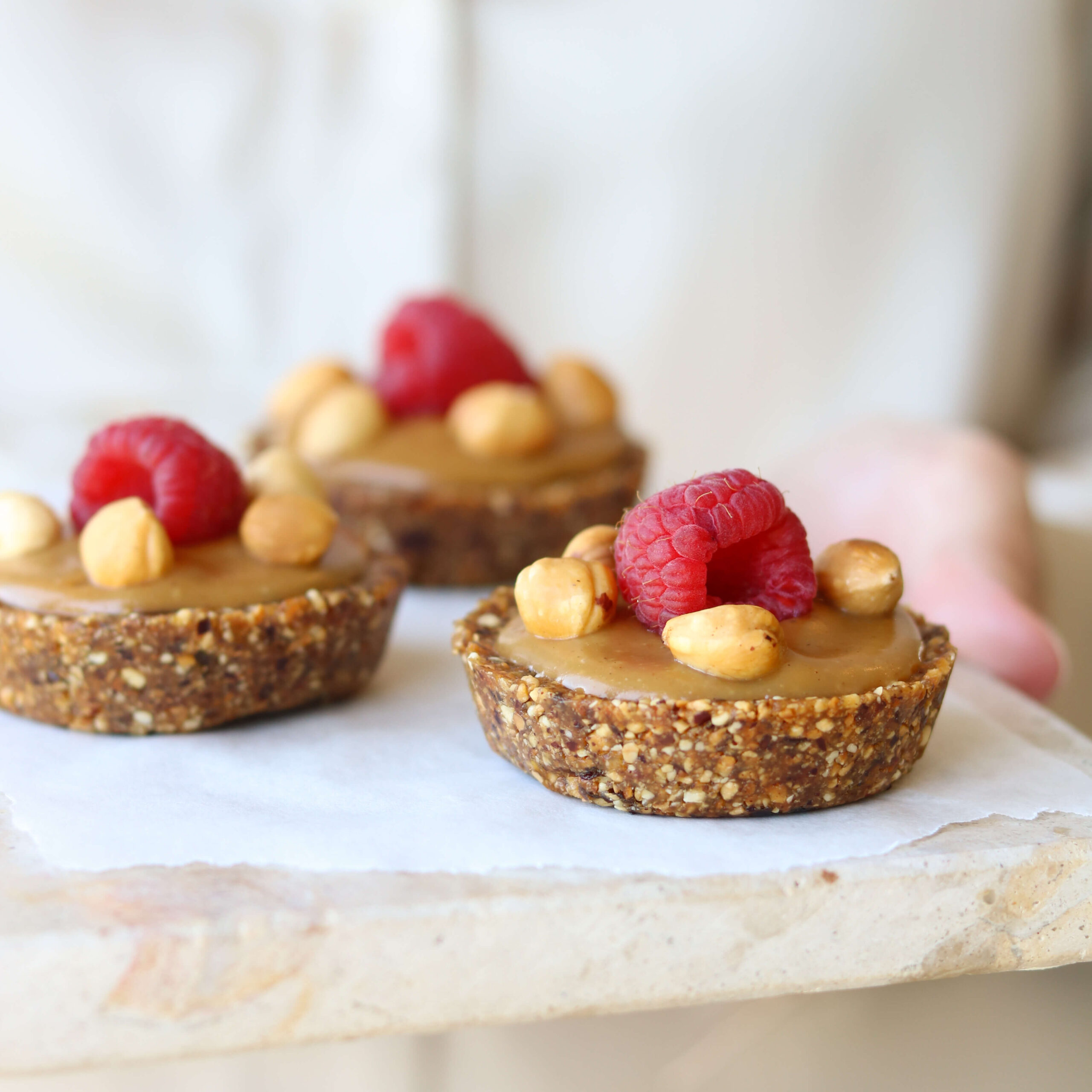 No Bake Hasselnødde Citron Kager - uden raffineret sukker, glutenfri og vegansk