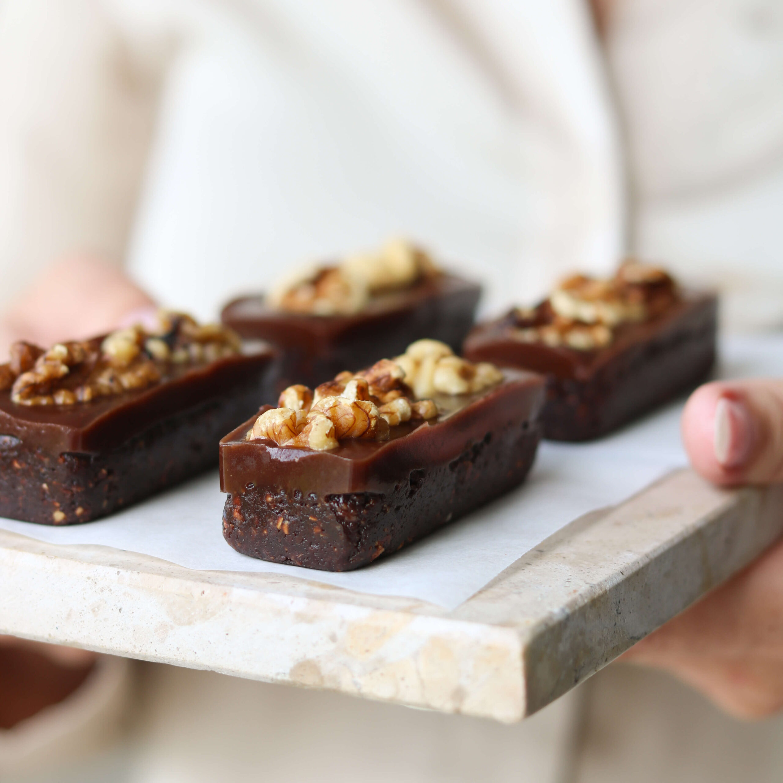 No Bake Brownie Barer - uden raffineret sukker, glutenfri og veganske