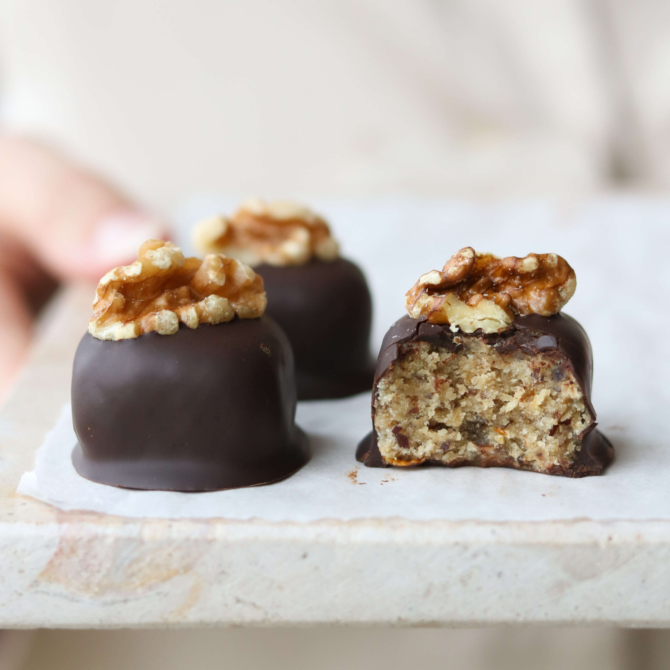 Dadelkonfekt med smag af appelsin og marcipan - glutenfri og vegansk