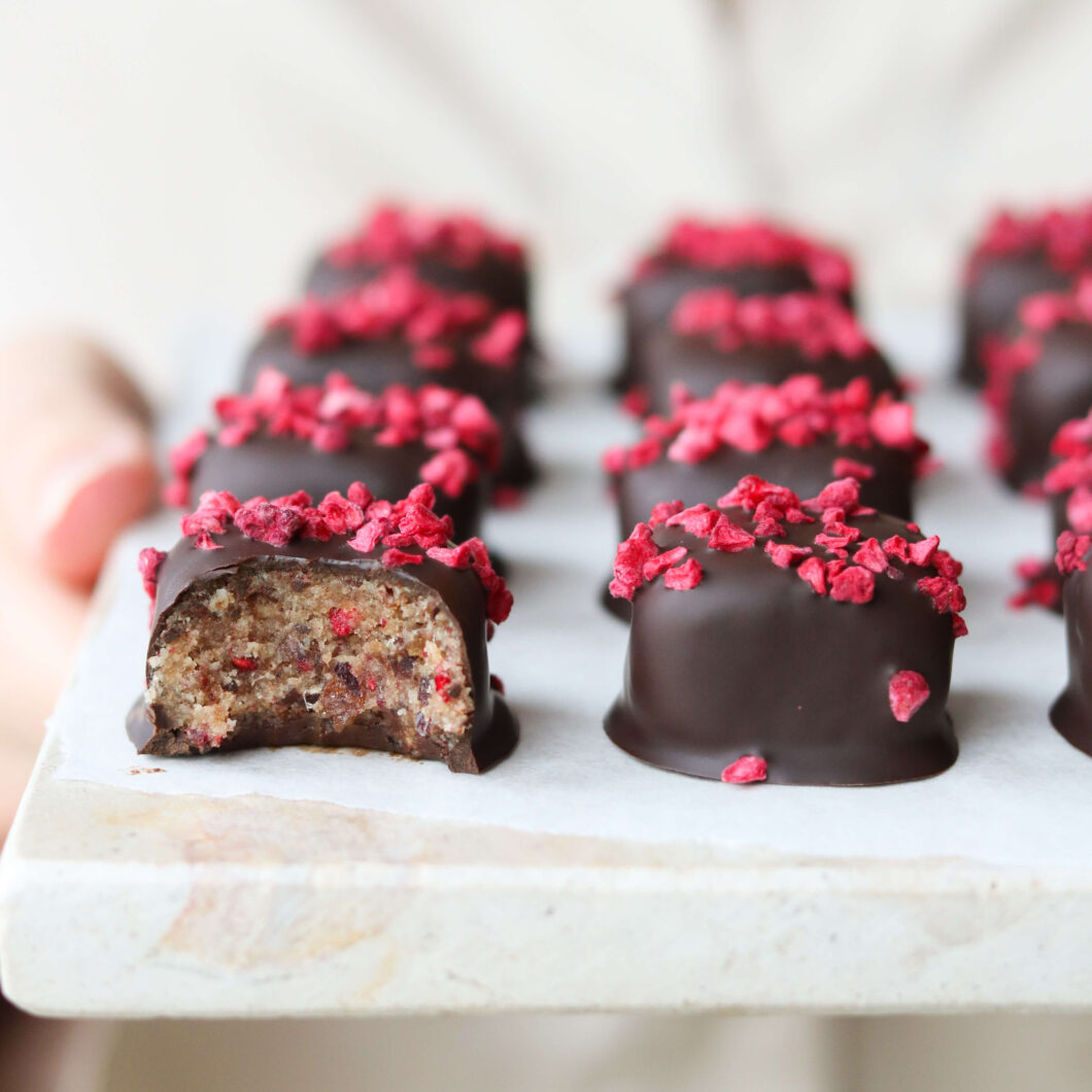 Dadelkonfekt med smag af hindbær og marcipan