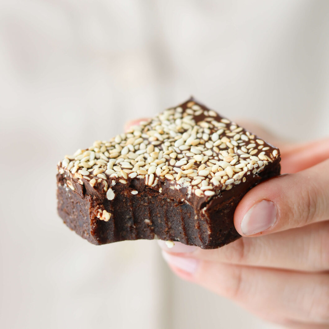 No Bake Sesam Brownie – sund og nem chokoladesnack
