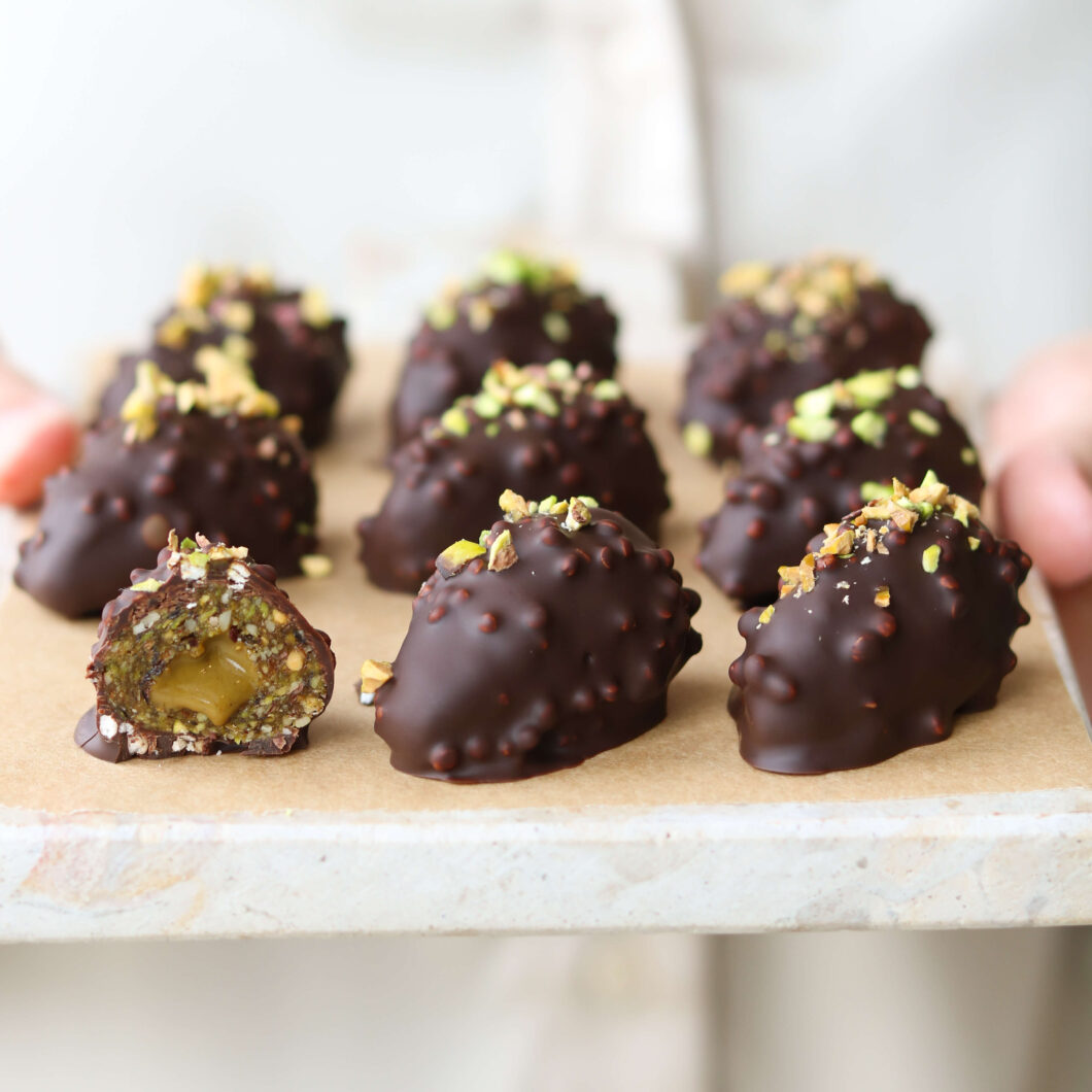 Crunchy påskeæg med pistacie og chokolade
