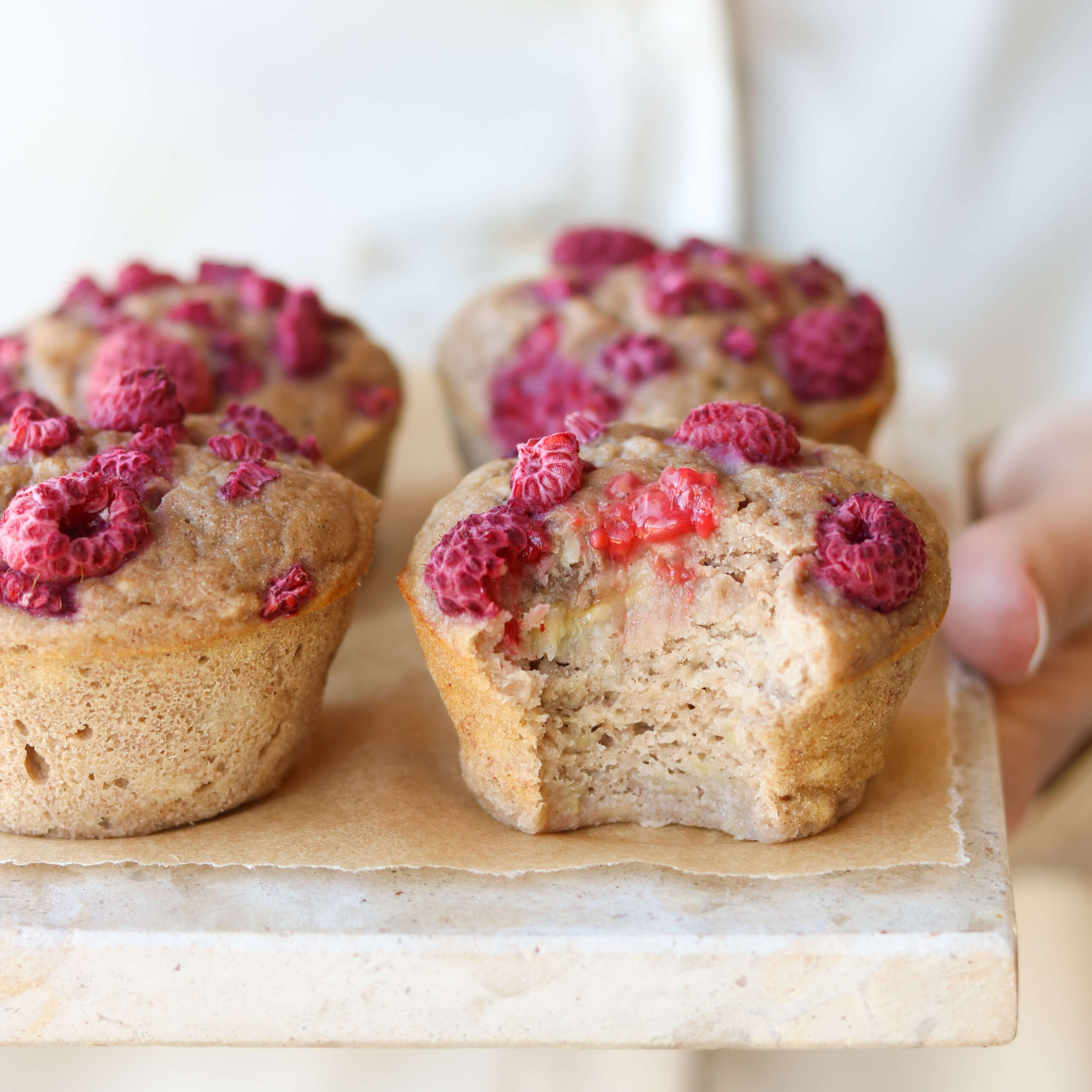 Sunde bananmuffins med hindbær - uden raffineret sukker
